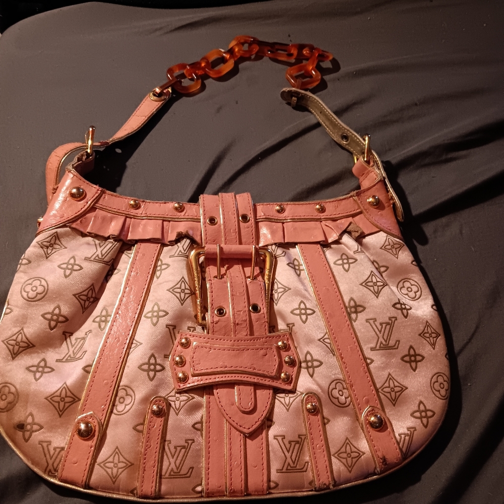 Louis Vuitton purse pink. Authentic. Has serial number and emblems are aligned